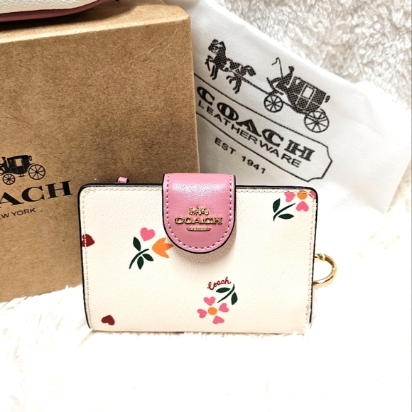 Coach Medium Corner Zip Wallet With Heart And Petal Print C7653 💖 Authentic - Picture 1 of 10